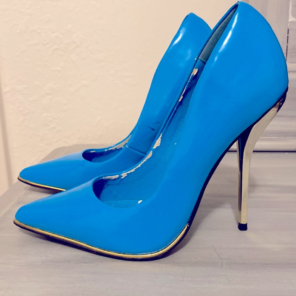 Mindy size 7 teal stiletto heels with chrome accents.